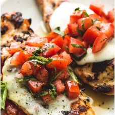 Roston csirkemell grillezett bazsalikomos paradicsommal  